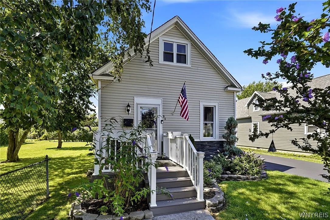 3 bed, 1.5 bath, 1124 sqft, $2,500 — Photo 2