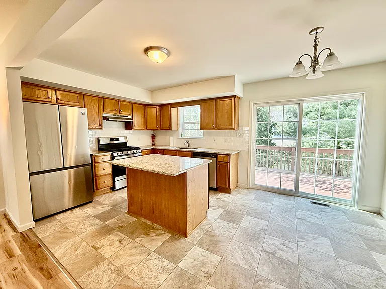 1024 Alexander Dr — Photo 4