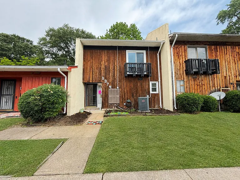 1379 E Tanners Creek Dr — Photo 1