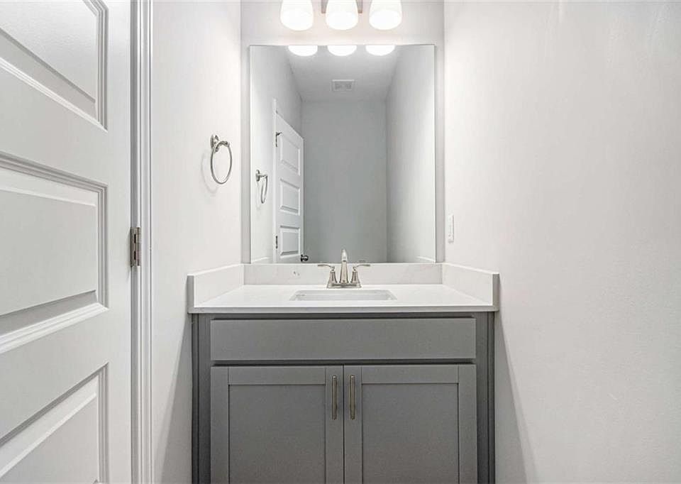 1st image of 136 Crest Pointe