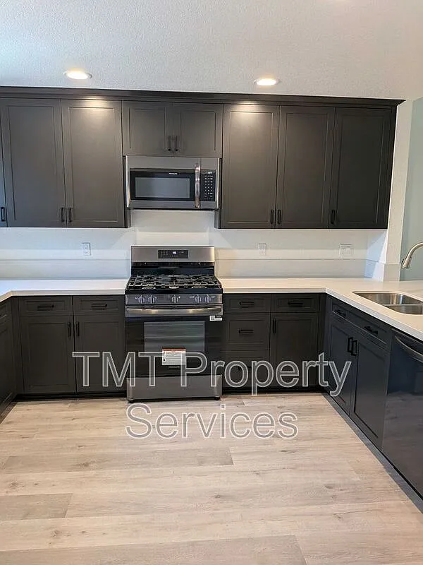 3 bed, 2.0 bath, 1322 sqft, $2,400 — Photo 1