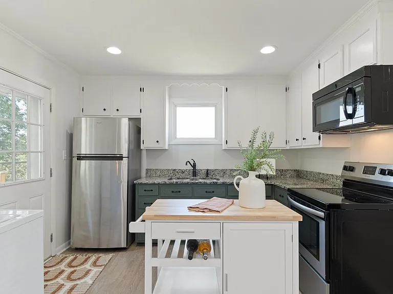 605 Annex Ave — Photo 3
