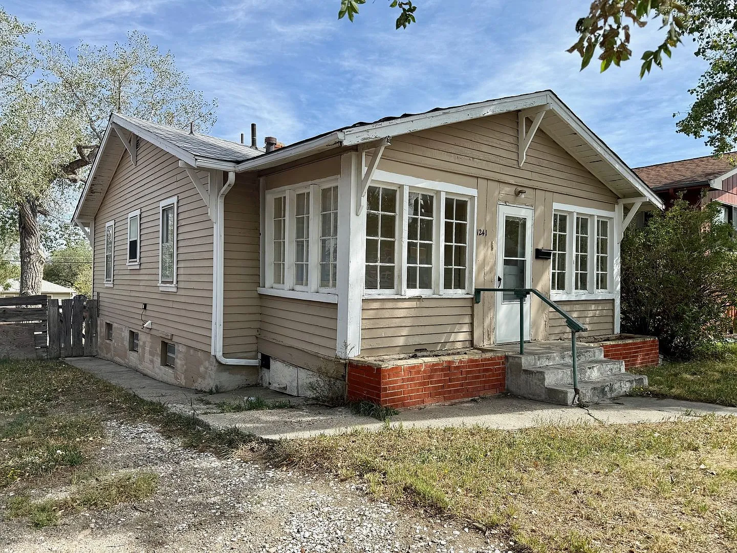 Centrally located 3 bedroom — Photo 1