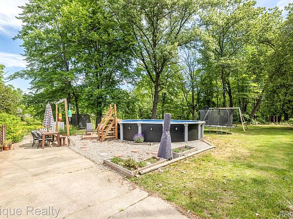 4th image of 3750 Parker Rd