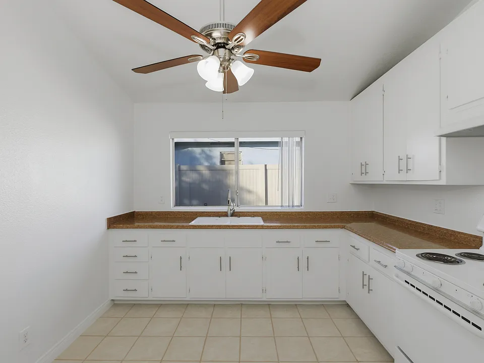 Kitchen w/ stove