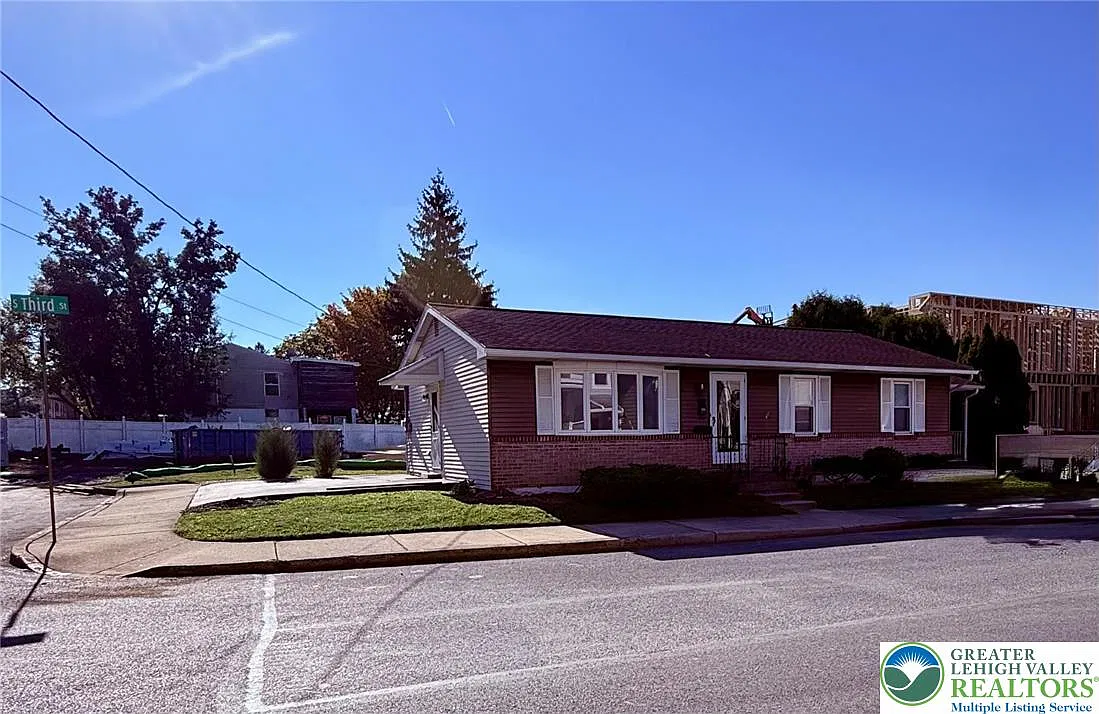 3 bed, 1.0 bath, 1212 sqft, $2,475 — Photo 2