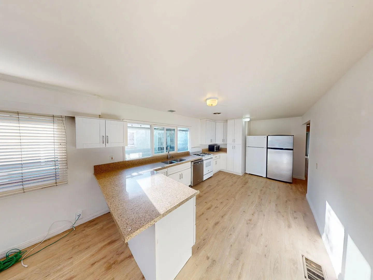 Massive 8 Bed / 4 Bath Home On Mary Lane - 2 Kitchens! Private Yard, Driveway, 8 Parking Permits ... — Photo 4