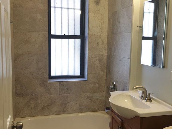 4th image of 1023 W Argyle St APT 319
