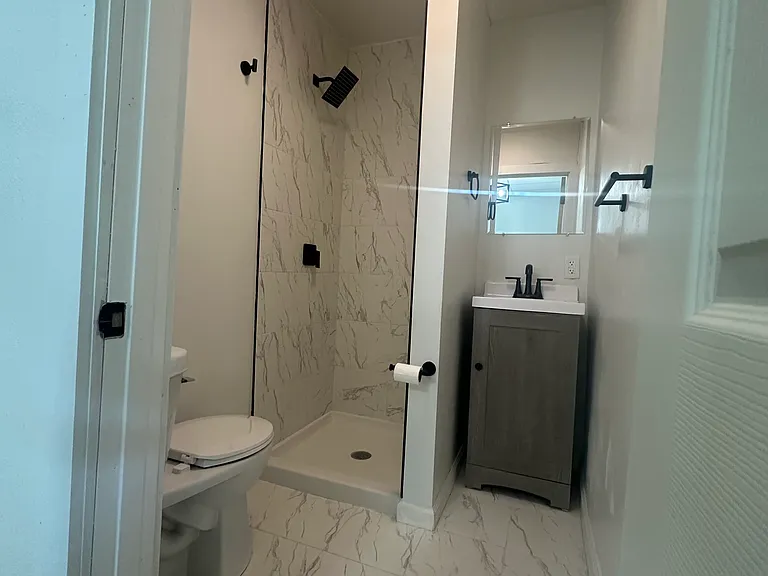 802 Henry St #804 — Photo 6