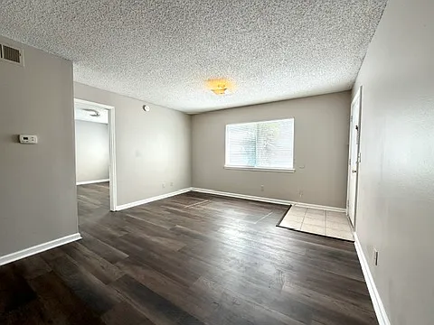 Cedar Creek Apartments — Photo 4