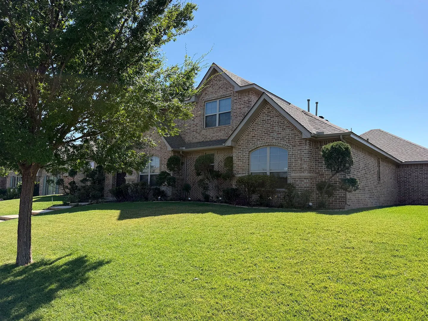 Exquisite luxury home with lots of functionality and space in Greenways — Photo 2