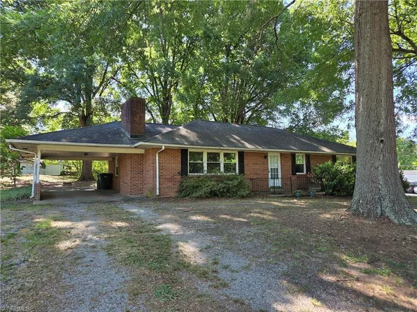 2975 Bellaire Cir, Walkertown, NC 27051