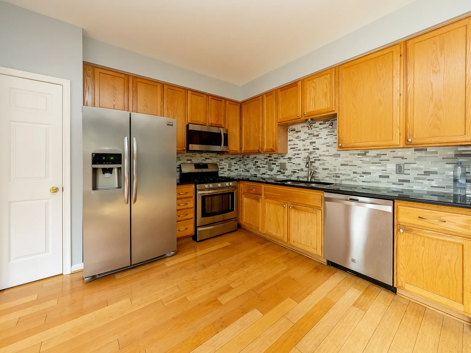 3 bed, 2428 sqft, $3,000 — Photo 2