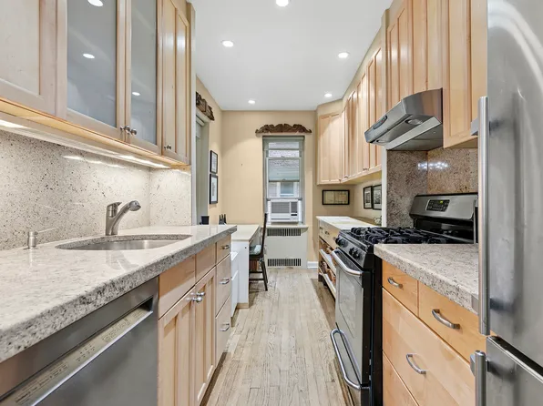 520 East 90th Street 2B image 3 of 6
