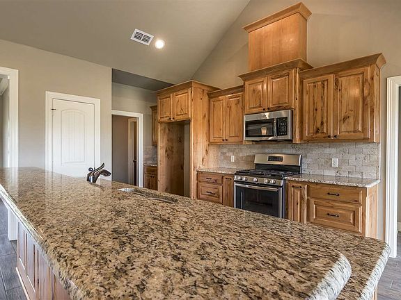 5th image of 142 Majestic Ln