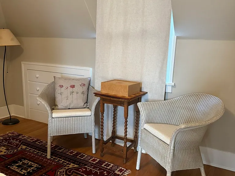 sitting area in kids bedroom