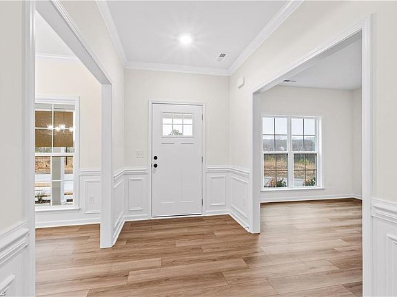 2nd image of 129 Oakmont Ln
