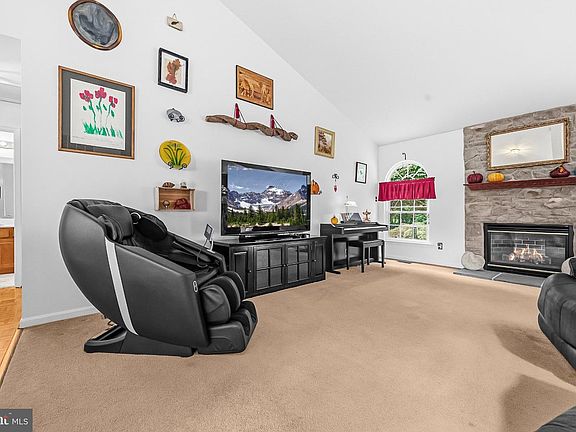 5th image of 301 Blue Ridge Ct