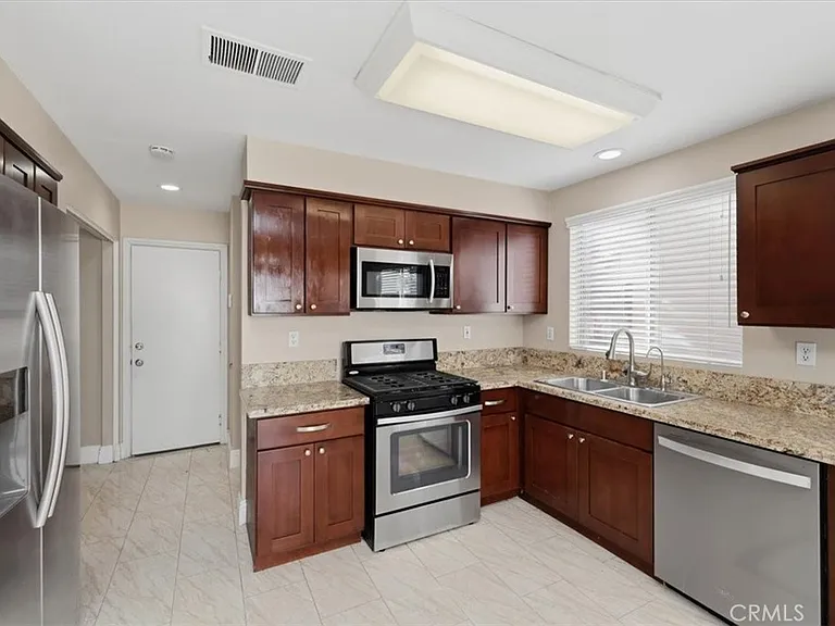 930 Primrose Ln — Photo 9