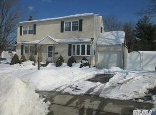 255 Gilling Rd, Seaford, NY 11783