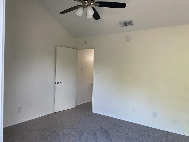219 Meadow Ct #B — Photo 10