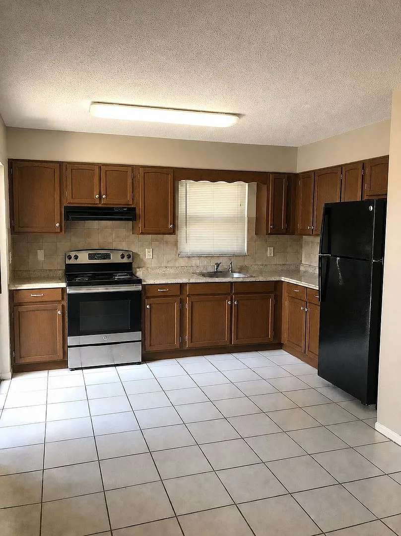 2 Bedroom 1.5 Bath 2 Story Townhouse — Photo 1