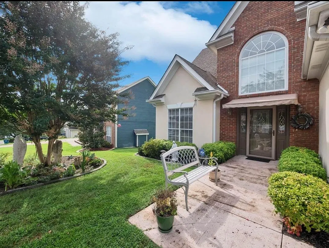 4 bed, 2224 sqft, $2,700 — Photo 2