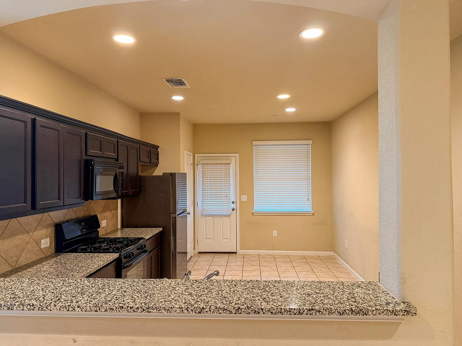 5 bed, 2.5 bath, 2120 sqft, $2,149 — Photo 4