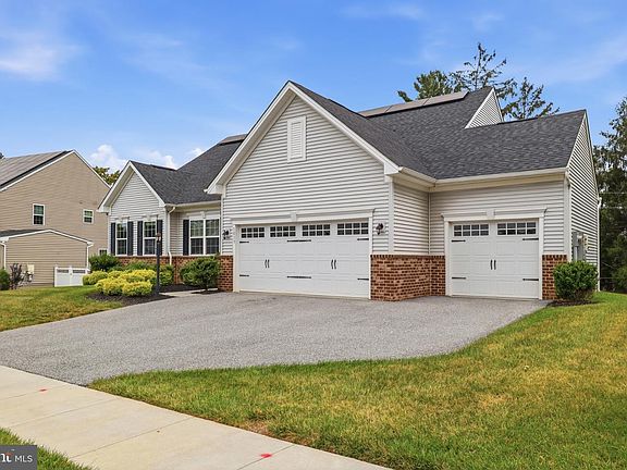 3rd image of 1013 Pin Oak Ln