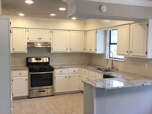4th image of 3111 N Park St