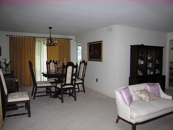 L Shaped Living &amp;amp; Dining
        Room