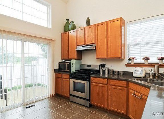 3rd image of 535 Topeka Dr #535