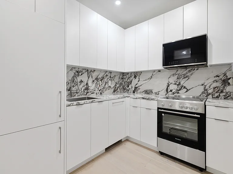 300 W 21st St #37 — Photo 1