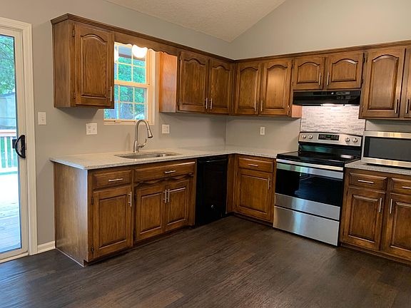 4th image of 729 NE Lyon Dr