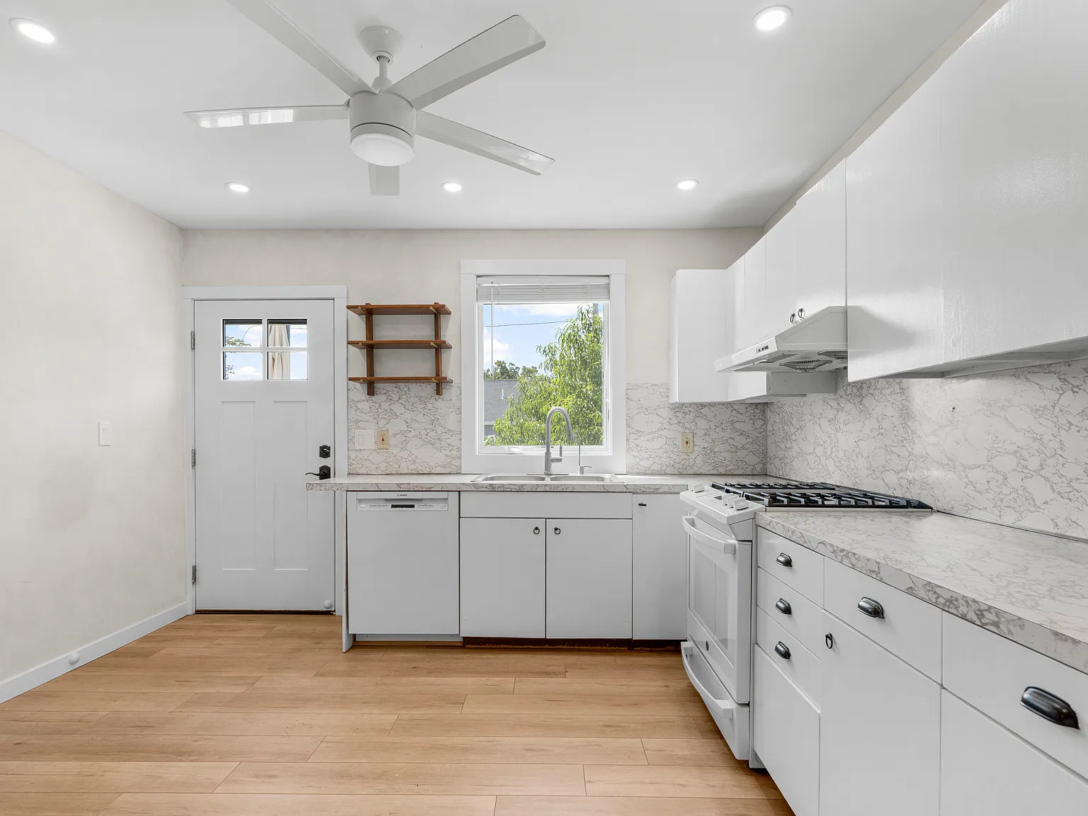2 bed, 750 sqft, $3,600 — Photo 4