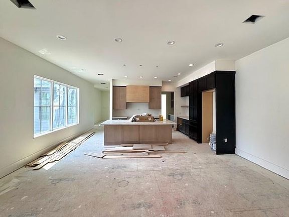 4th image of 1402 Del Norte St