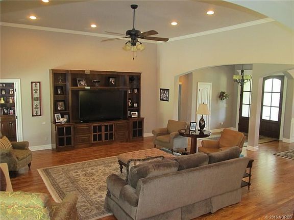 3rd image of 20 Woodcreek Ln