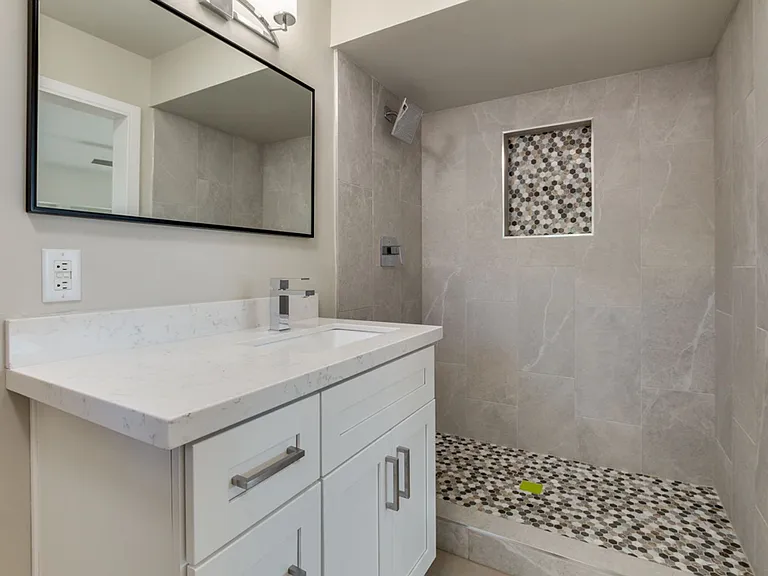 554 W 19th St — Photo 35