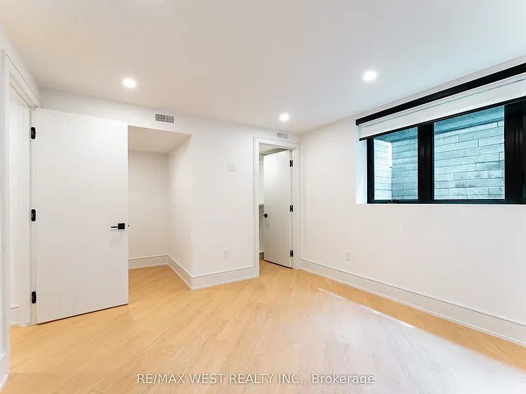 510 Wellington Cres — Photo 31