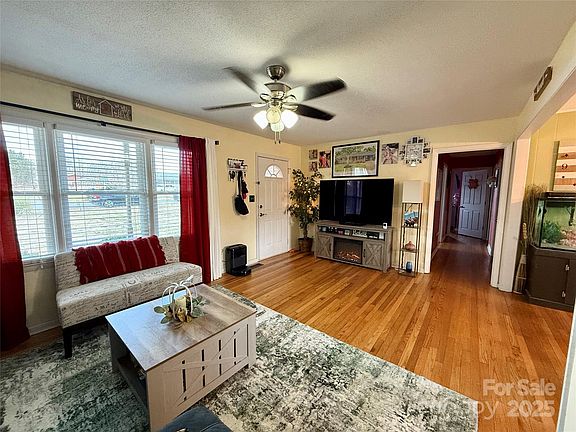 4th image of 207 Hazelwood Dr