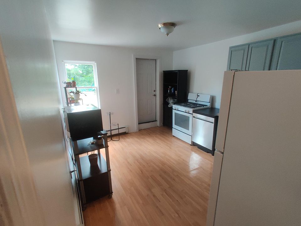 1st image of 221 Benziger Ave