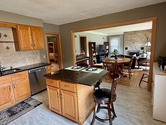 3rd image of 815 Sandhurst Dr W