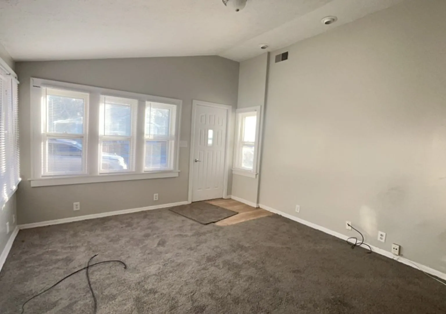 1506 W 10th St - Charming 4BR Home with Sunlit Rooms & Spacious Living Areas — Photo 4
