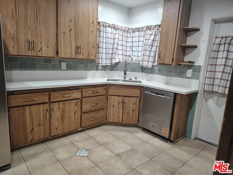 5446 Angeles Vista Blvd — Photo 9
