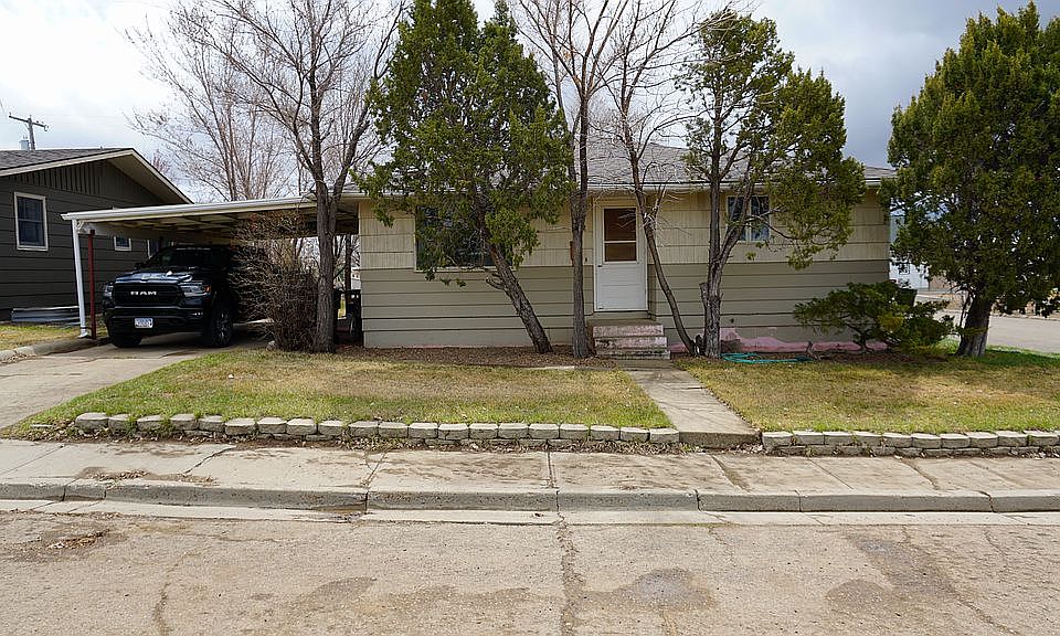 1st image of 935 10th Ave N