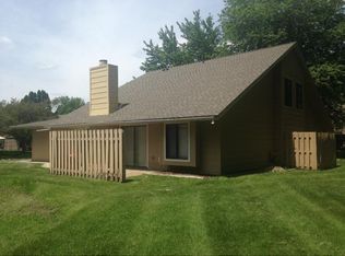 2206 Kings Valley Rd E, Golden Valley, MN 55427