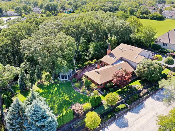 8831 W Parkview Ln, Hickory Hills, IL 60457