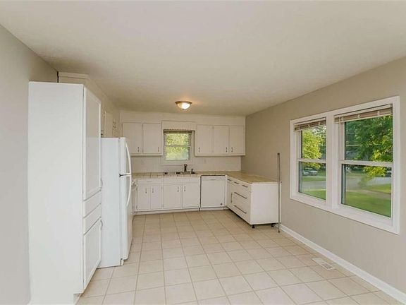 5th image of 4532 E Elmhurst Dr
