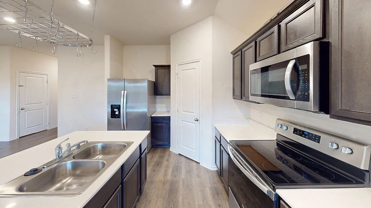 3 bed, 2.0 bath, 1302 sqft, $1,799 — Photo 3