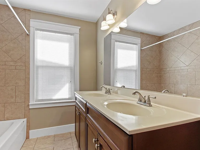 34 S Royal St — Photo 19